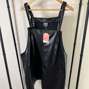 Arula black leather skirtall ⭐️